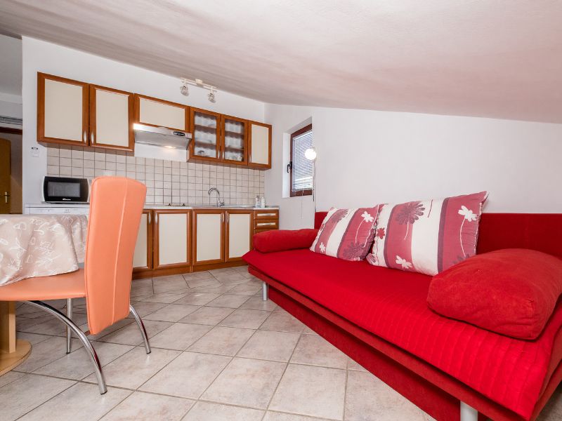 potkrovlje 1 spavaće sobe, kupaonica, dnevni boravak